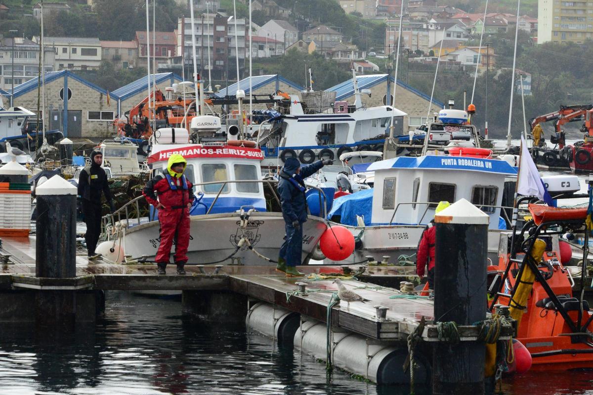 personal de Guardacostas en el muelle de Bueu.