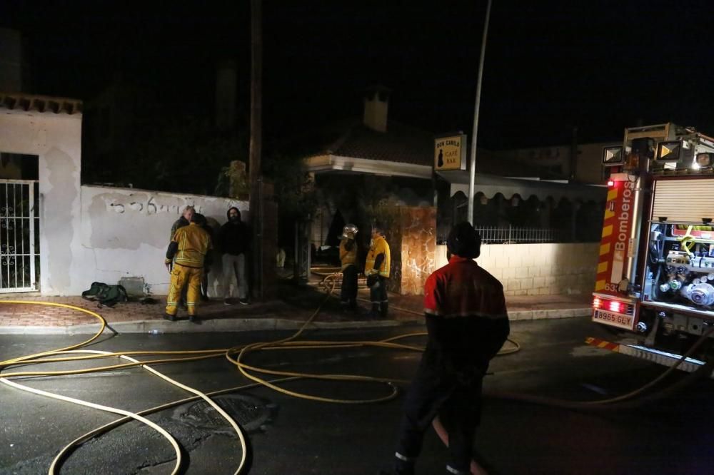 Los bomberos de Torrevieja y Almoradí han podido sofocar las llamas en el incendio de una pizzería en Torrevieja