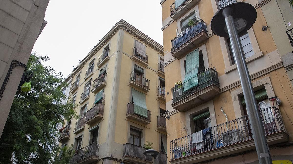 Bloques de viviendas en la calle de Riera Alta, en el Raval de Barcelona.