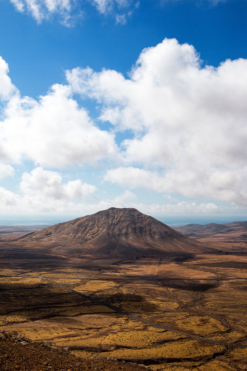 La montaña sagrada de Tindaya es un volcán inactivo