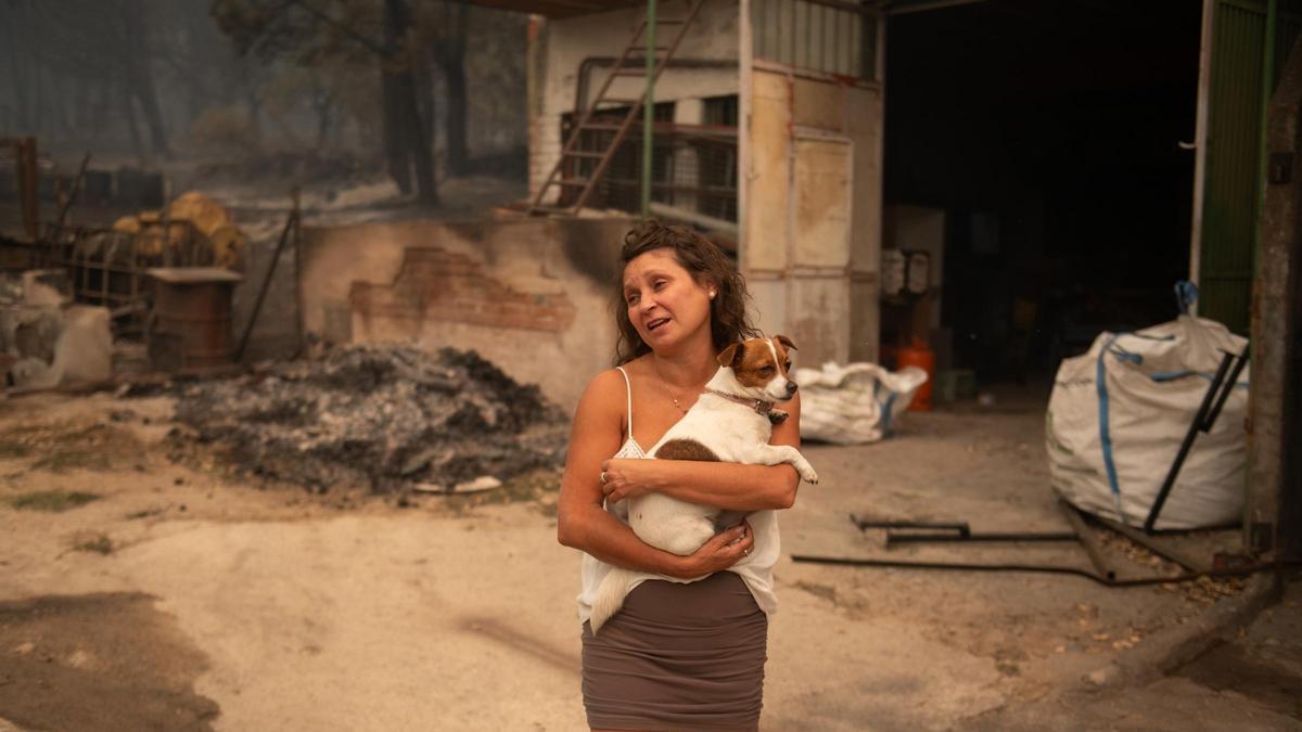 Una vecina de Piedralaves tras quemarse la casa de su padre durante el incendio de Burgohondo