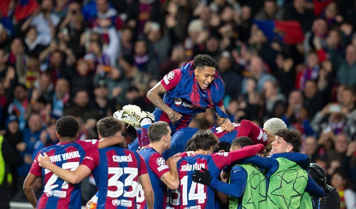 Los jugadores del Barça celebran el 3-1 al Nápoles en Montjuïc marcado por Lewandowski.