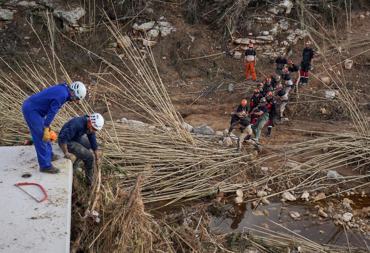 Efectivos de la UME trabajan quitando árboles este jueves en Cheste (Valencia).
