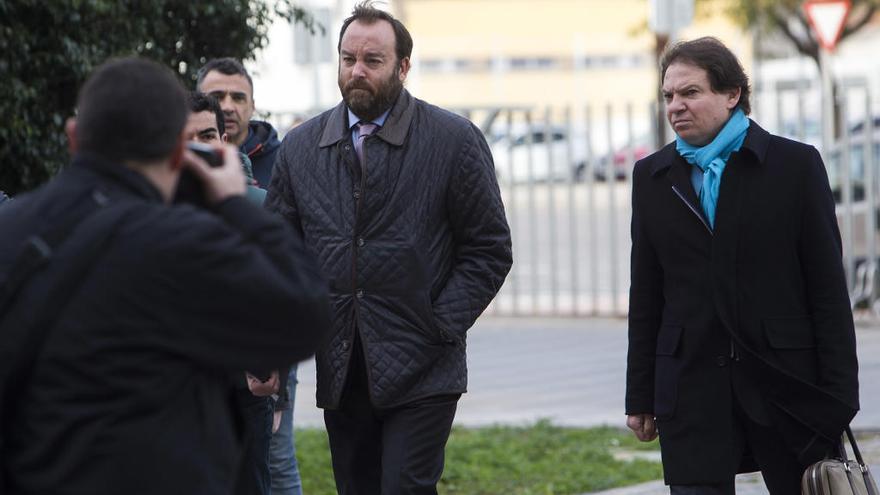 Osuna, junto a su abogado en la Ciudad de la Justicia de Castelló. Foto: Carme Ripollés