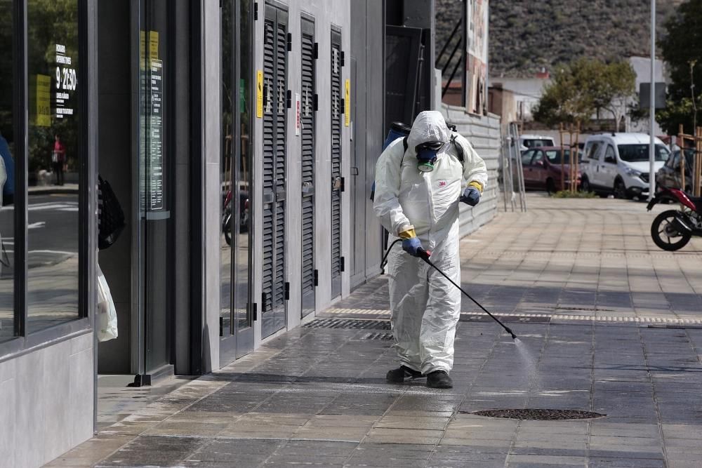 Tareas de limpieza en Santa Cruz de Tenerife