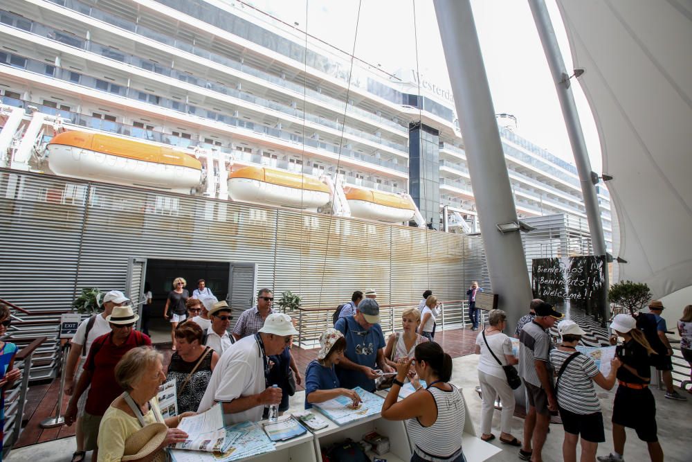 El Westerdam, repleto de norteamericanos y argentinos, hace escala en la estación marítima y llena de turistas el Castillo, bares y terrazas, y las tiendas