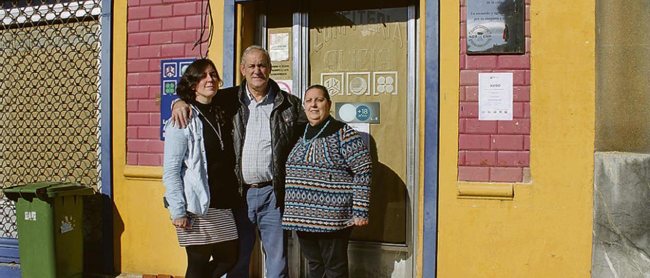 Pilar Fernández, Joaquín Fernández y Pilar Junquera, ayer, delante de la confitería.