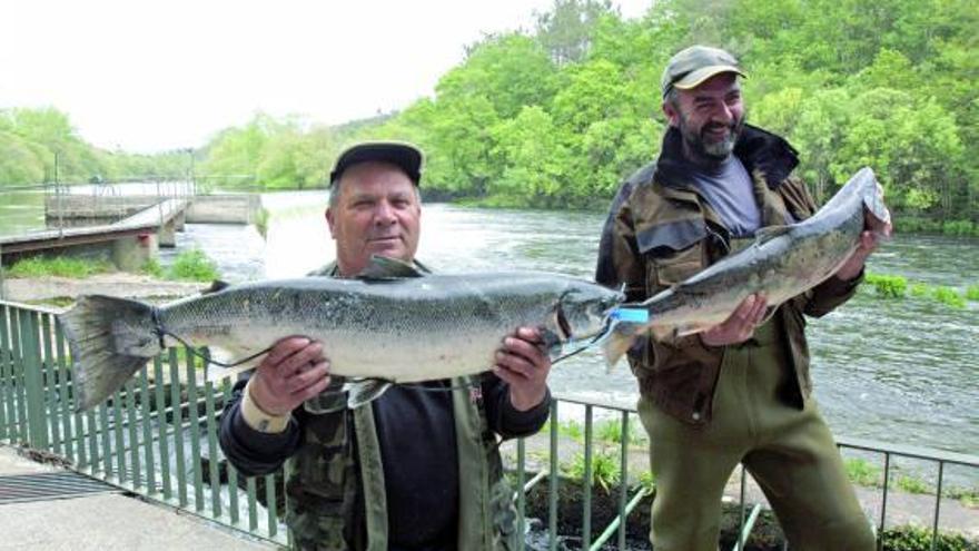 Los pescadores que capturaron el segundo y el tercer salmón del Ulla, ayer en Ximonde. // Bernabé /Cris M.V.