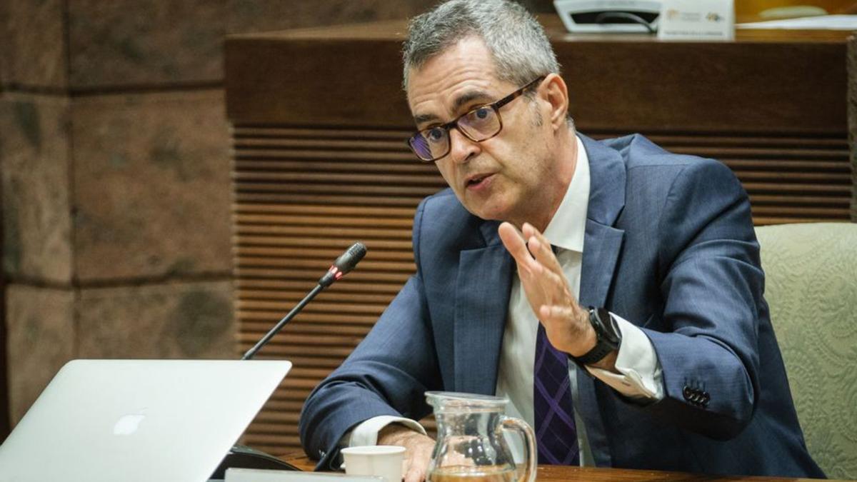 Luis del Río, fiscal Superior de Canarias, en el Parlamento. | EFE/ RAMÓN DE LA ROCHA