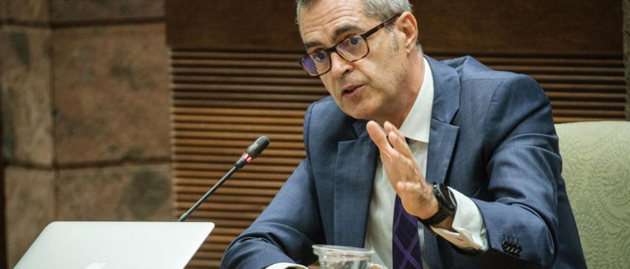 Luis del Río, fiscal Superior de Canarias, ayer en el Parlamento. | | EFE/ RAMÓN DE LA ROCHA