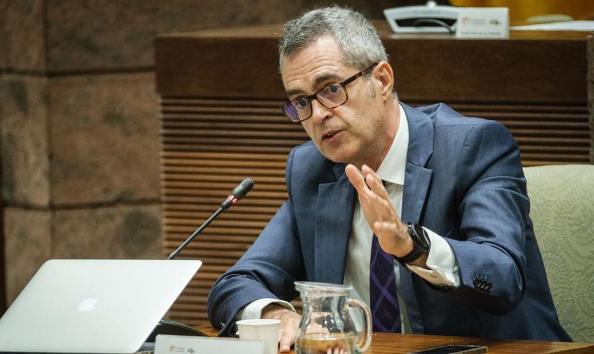 Luis del Río, fiscal Superior de Canarias, en el Parlamento. | EFE/ RAMÓN DE LA ROCHA