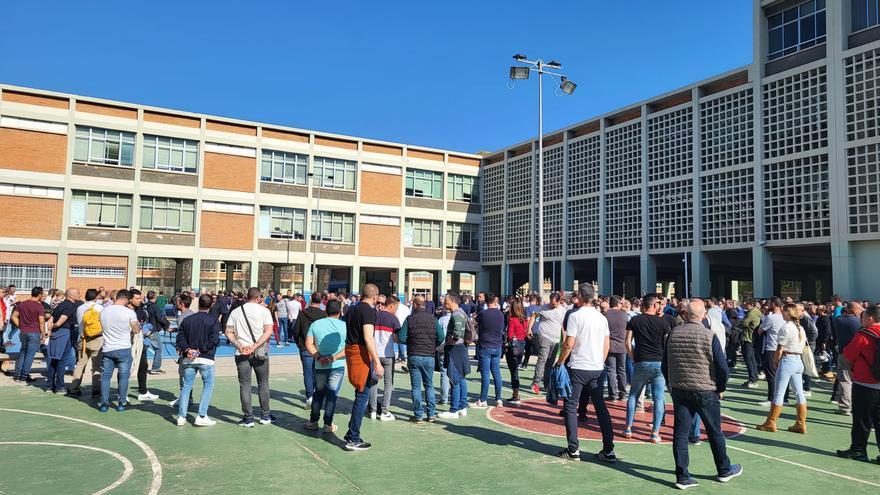 El cáotico examen de la EMT: hora y media de plantón y pendientes del hombre del megáfono