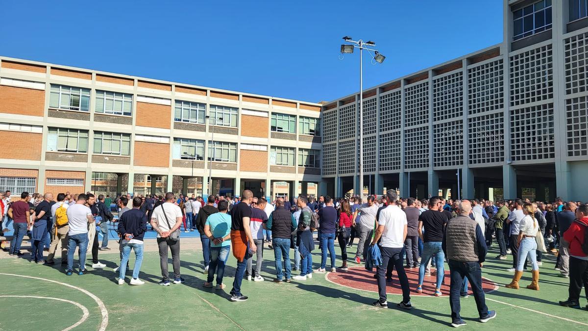 Cientos de personas acudieron a las Escuelas de San José para hacer el examen de la EMT.