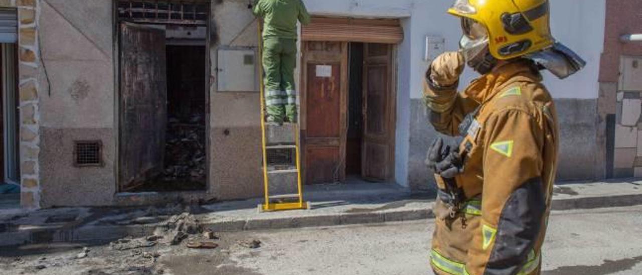 El taller de calzado, que ejercía una actividad clandestina en Elche, donde se produjo un incendio con un menor herido grave.