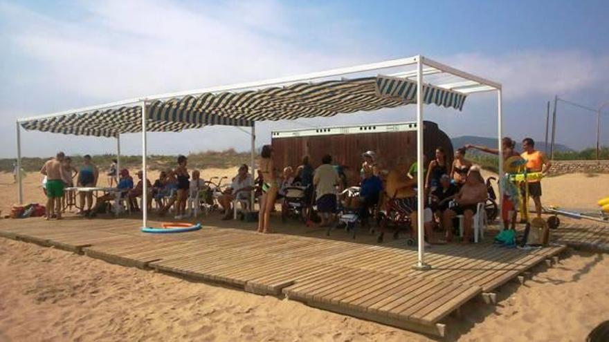 Más de tres mil personas usan la playa accesible de Tavernes de la Valldigna