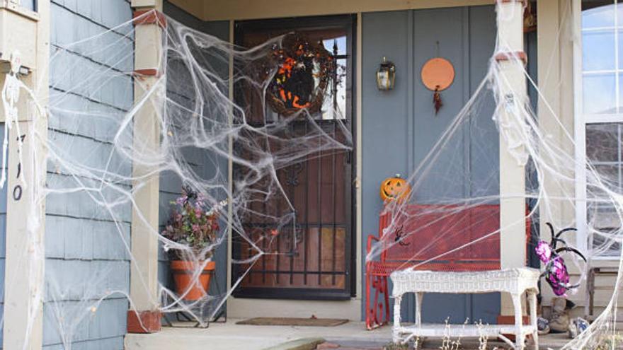 El motivo por el que no deberías utilizar telas de araña falsas para decorar en Halloween