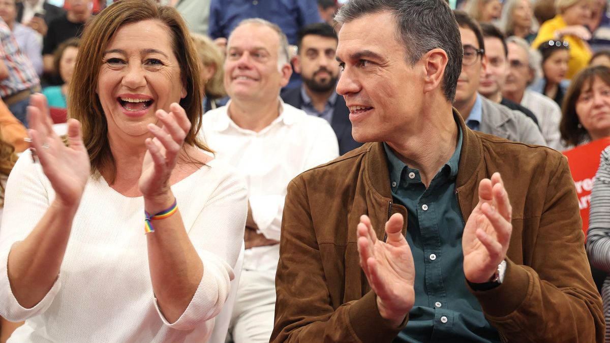 El secretario general del PSOE y presidente del Gobierno, Pedro Sánchez, y la presidenta del Govern, Francina Armengol, en un acto de campaña del PSOE, a 17 de mayo de 2023, en Palma de Mallorca, Mallorca, Islas Baleares (España).