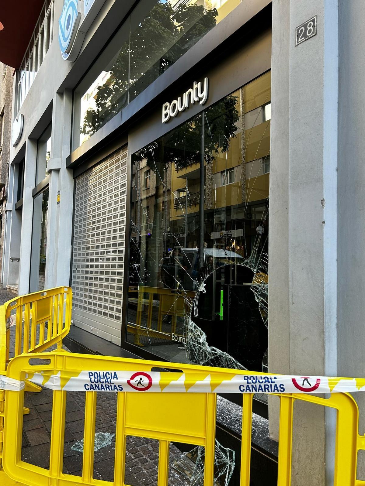 Imagen del escaparate de la boutique que sufrió un robo durante la madrugada de este domingo en Santa Cruz de Tenerife.