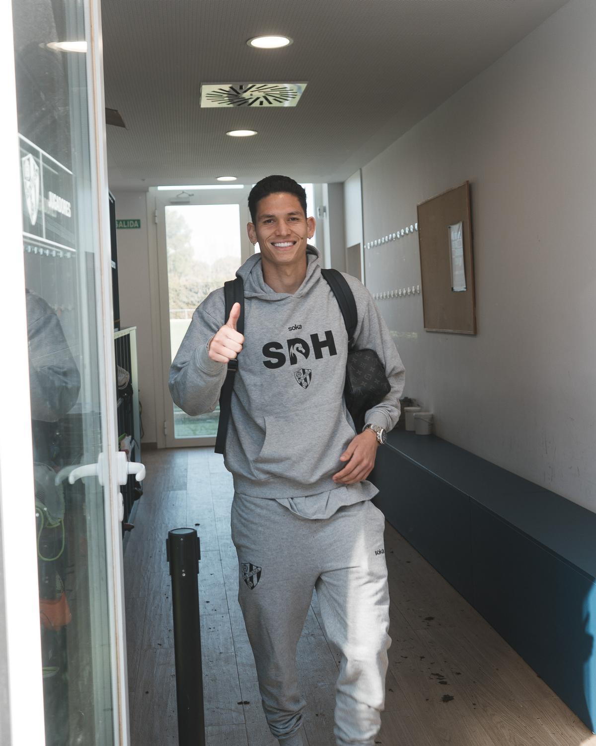 El colombiano Daniel Luna, antes de emprender viaje este viernes.