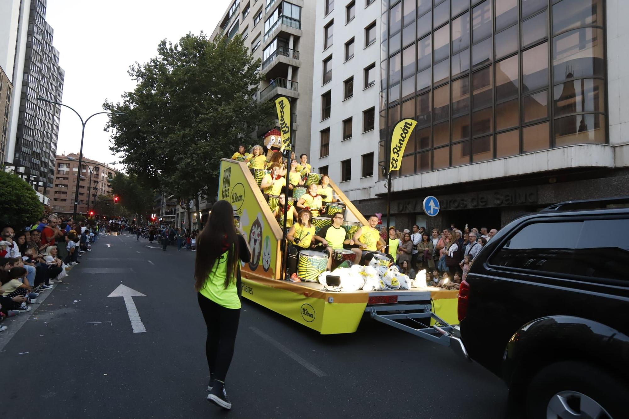 Un colorido y multitudinario pasacalles llena de alegría las calles de Zaragoza