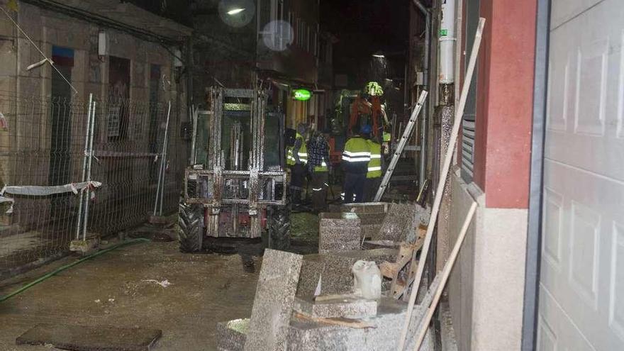 Trabajos de pavimentación en piedra de la Zona dos Viños de A Estrada, ayer. // Bernabé / Ana Agra