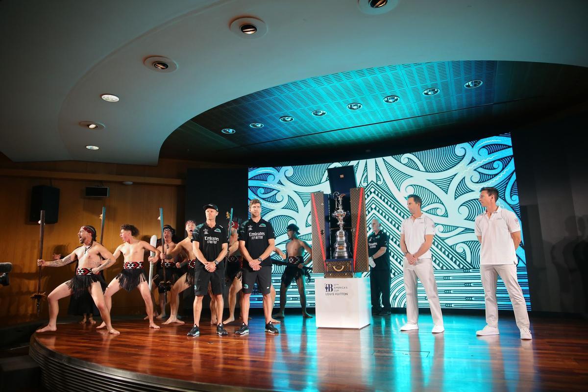Los maoríes interpretan su saludo antes de la presentación del arranque de la competición de la Copa América de vela, este viernes.