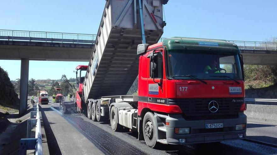 Un camión de Arias Infraestructuras asfalta una autovía. |  L. C.