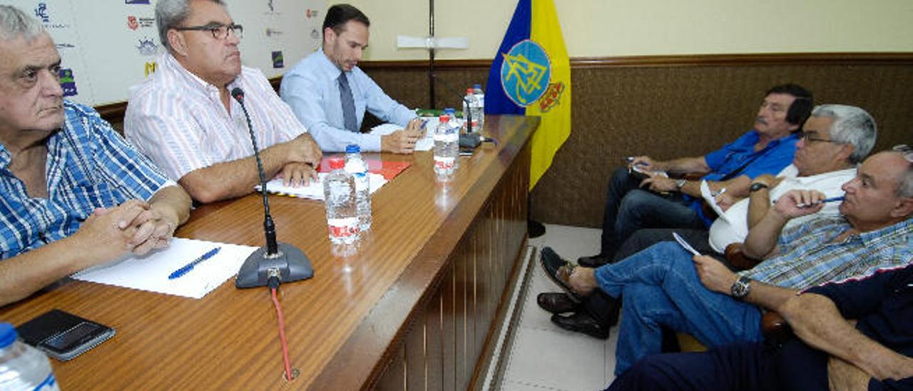 El directivo Nicolás Sánchez, el vicepresidente José Vega y el vicesecretario Daniel Pita en el salón de actos de la Federación de Fútbol de Las Palmas.