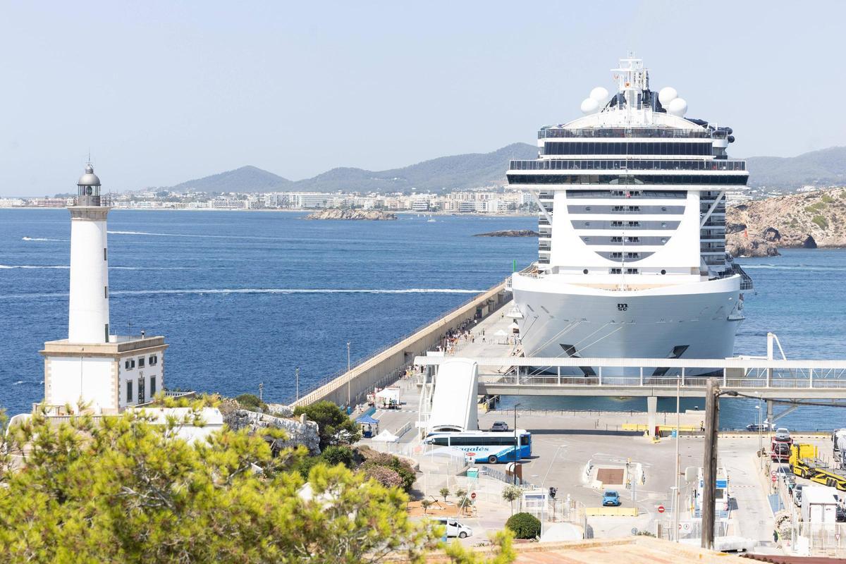 Los cruceristas arribados a Botafoch de Ibiza, en imágenes