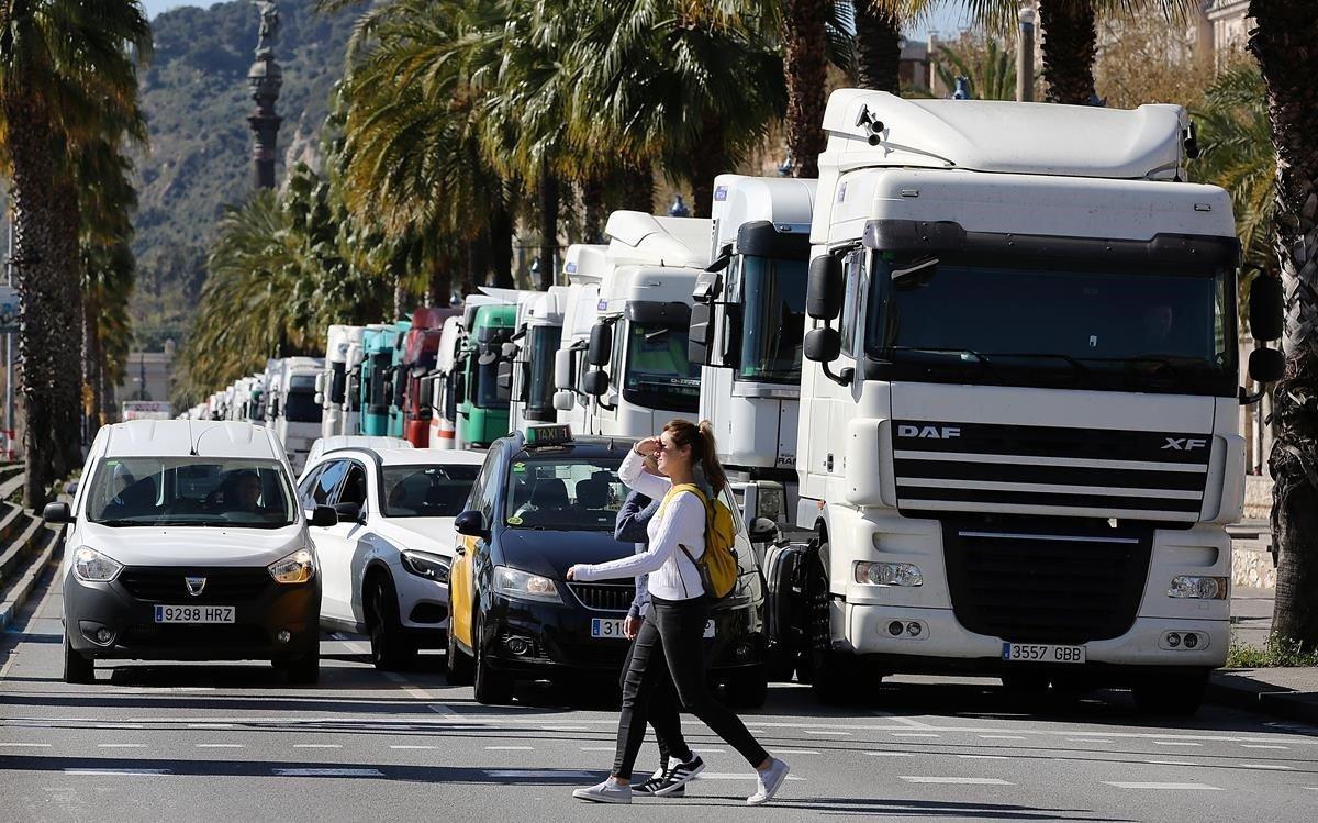 Los transportistas del puerto de Barcelona llevan su protesta al centro de la ciudad.