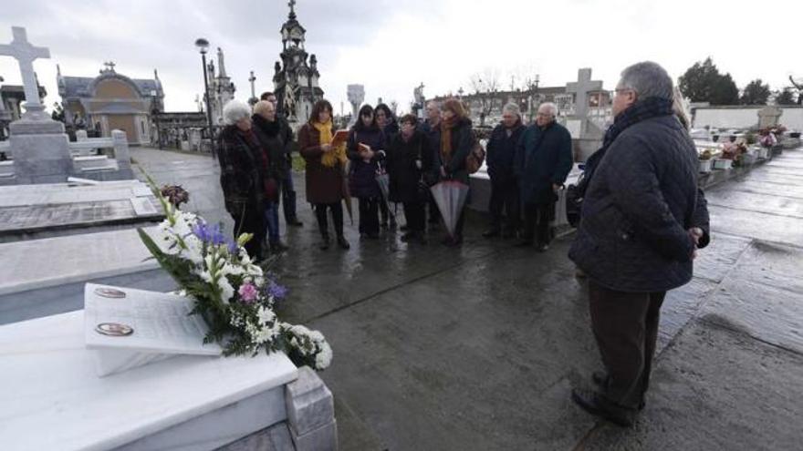 Esperanza Medina, leyendo un poema de Ana de Valle, ayer, en el cementerio de La Carriona, junto al resto de asistentes al homenaje de la poetisa.