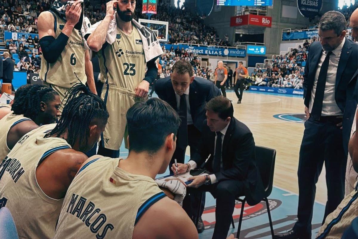 El técnico azulgrana, dando indicaciones a sus jugadores en el partido en Lugo