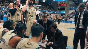 El técnico azulgrana, dando indicaciones a sus jugadores en el partido en Lugo