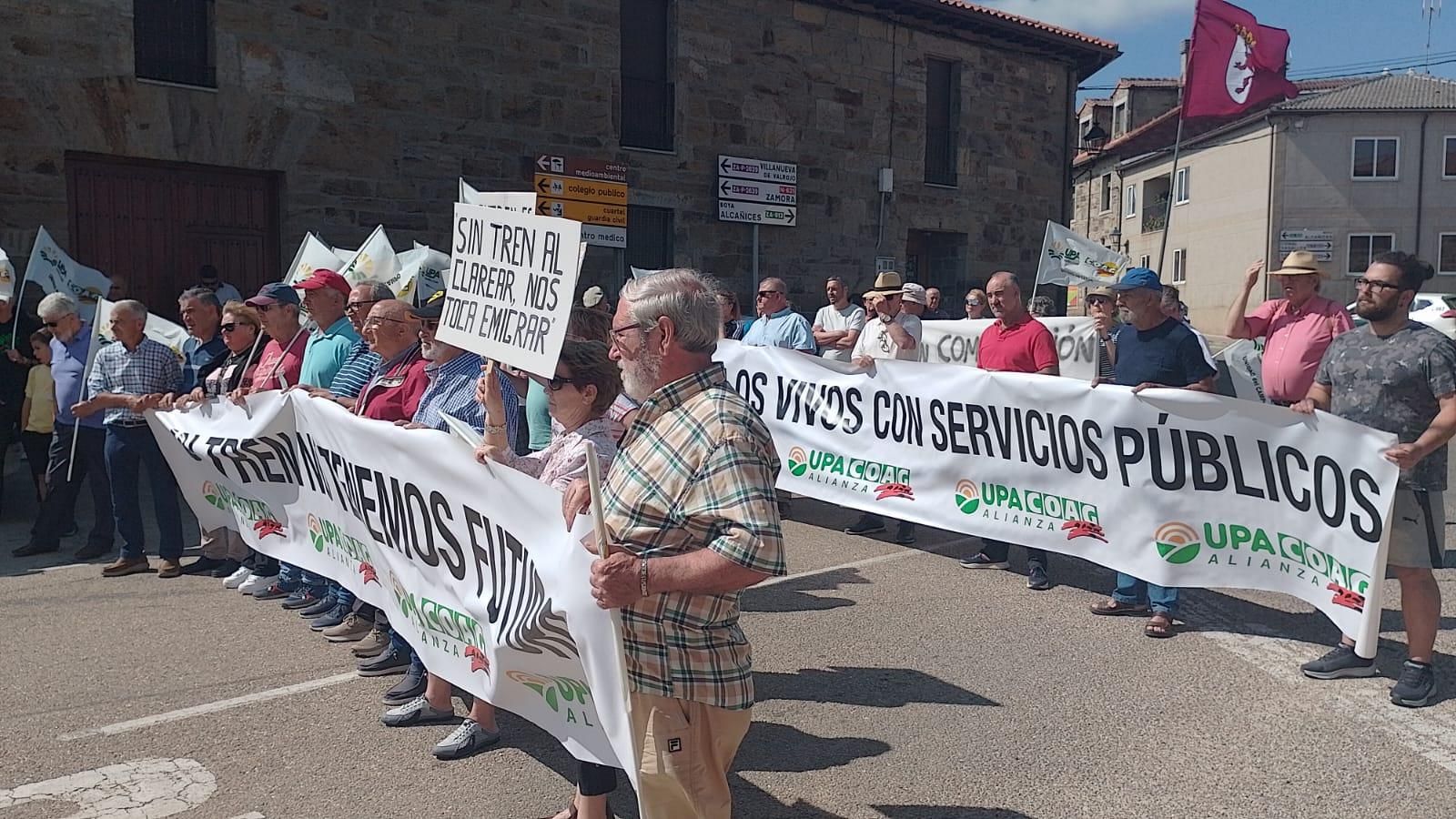 GALERÍA | Protesta en Villardeciervos para reclamar un plan especial para la Sierra de la Culebra
