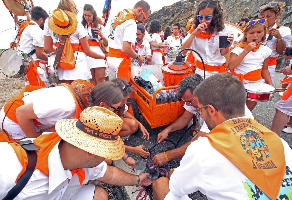 Litros y litros de vino tinto corrieron por las gargantas de los asistentes a la fiesta en Santa Trega