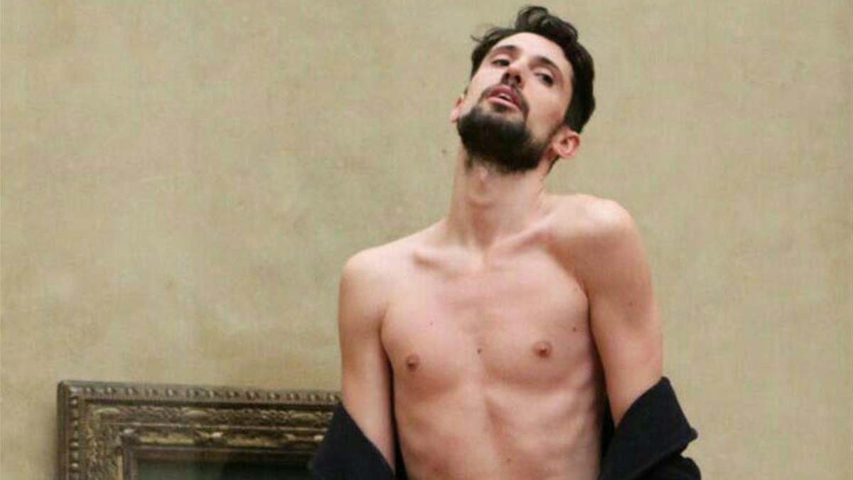 El artista catalán Adrián Pino se desnuda en el Louvre