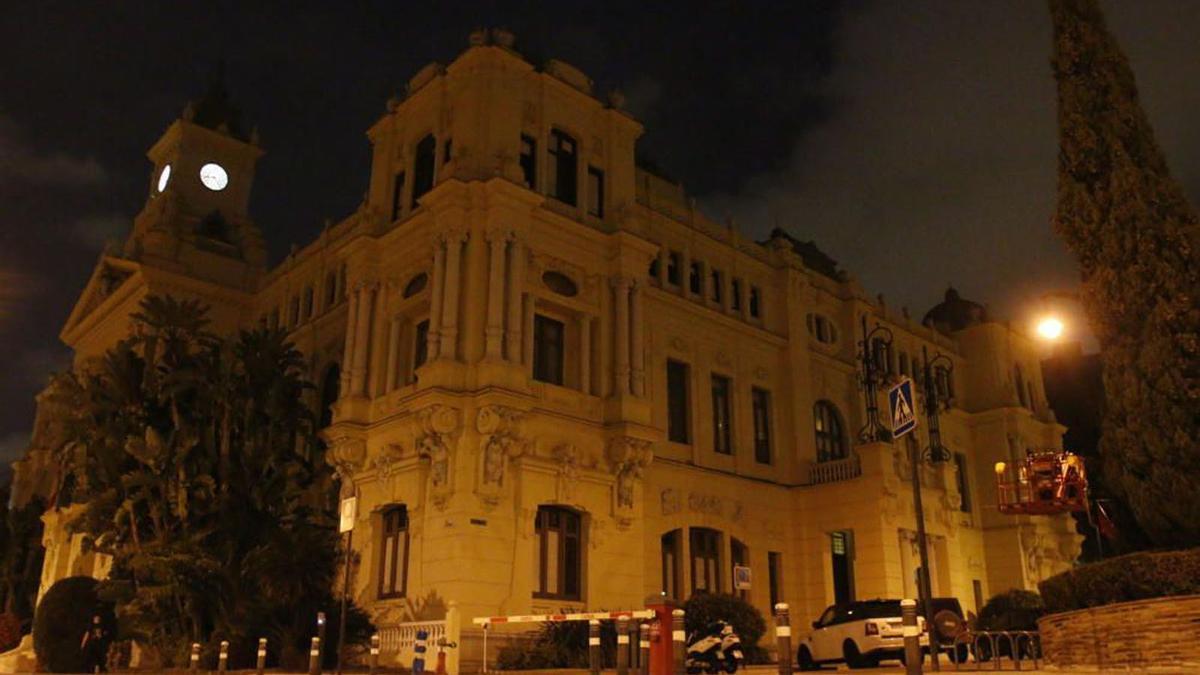 El Ayuntamiento de Málaga, apagado durante la Hora del Planeta de 2019.