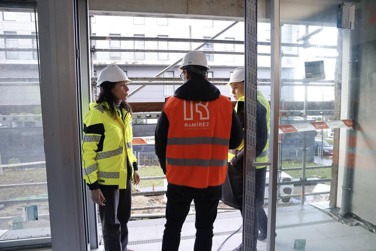 Allegue, durante la visita al edificio en construcción en Lamas de Abade