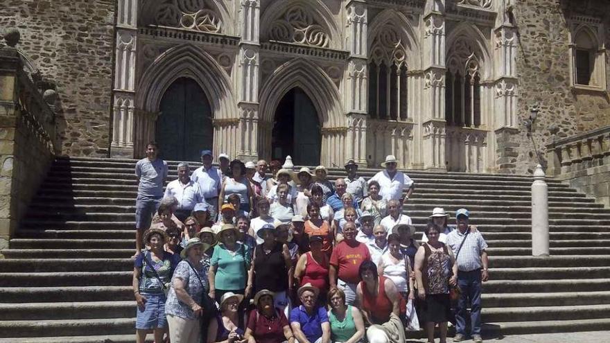 Los vecinos que participaron en la visita religiosa en el santuario de Guadalupe.