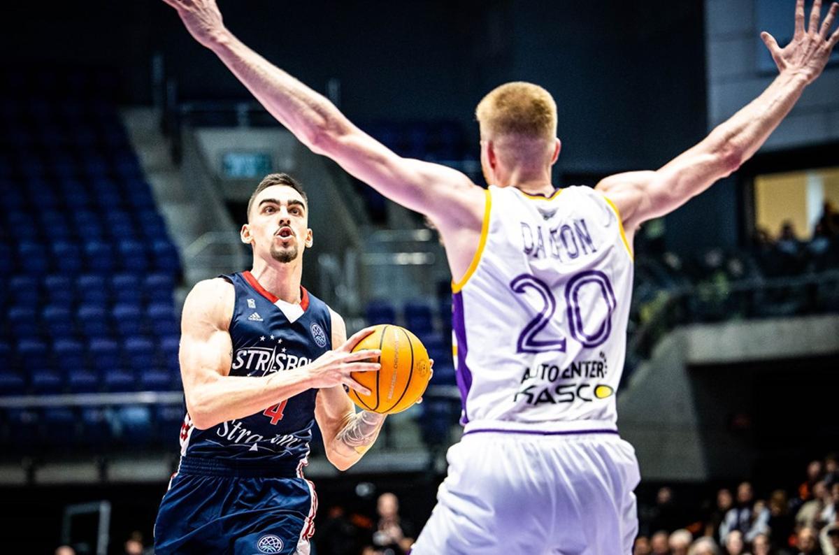 Leo Cavaliere, del Strasbourg, entra a canasta en un partido