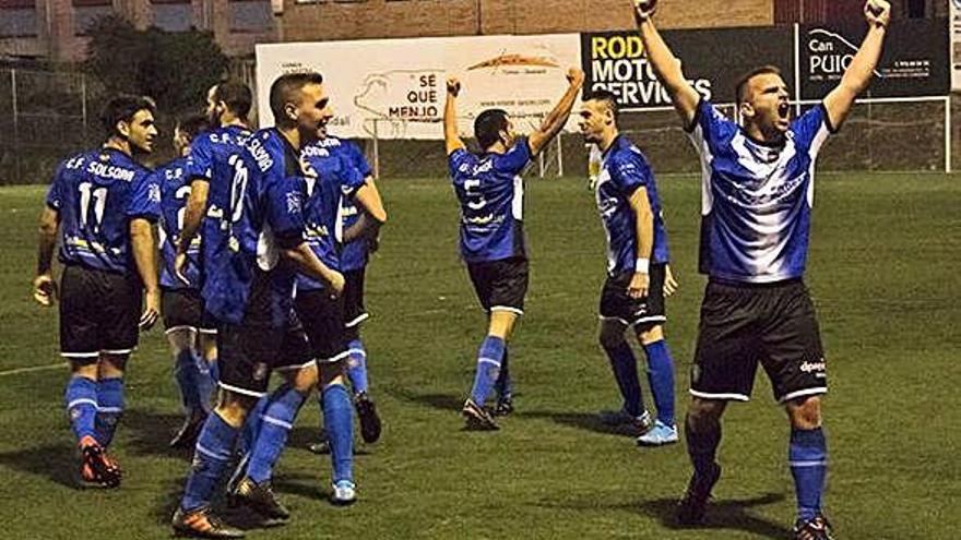 Roger Sala celebra el segon gol que va donar el triomf als solsonins