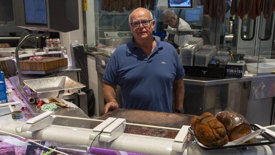 Jesús Comas posa en Terravera, la carnicería que ha tomado el relevo a su antiguo negocio en el Olivar. | GUILLEM BOSCH