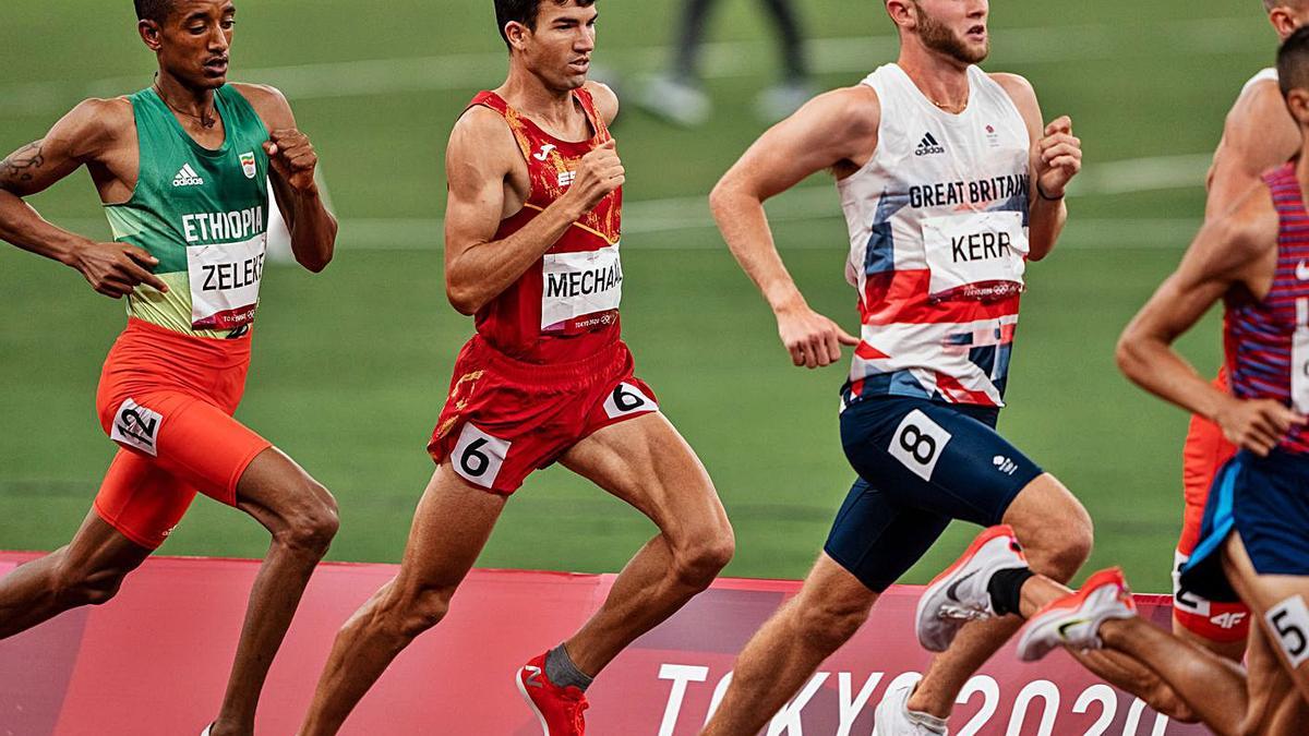 Mechaal, segundo por la izquierda, en la carrera de ayer de 1.500 metros. |  // E. P.