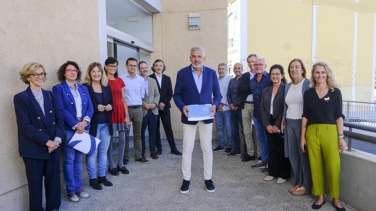 Lluis Serra Majem (centro) junto a su equipo tras presentar su candidatura a la reelección de rector de la ULPGC.