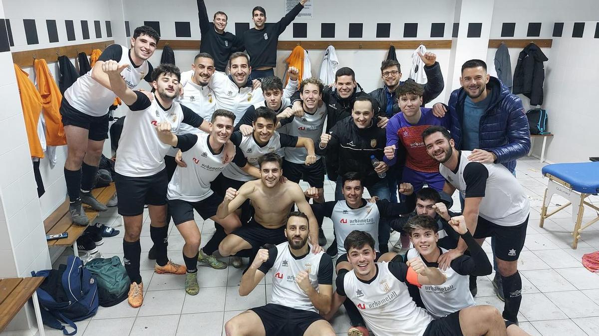 La plantilla del Carcaixent celebra el pase de ronda.