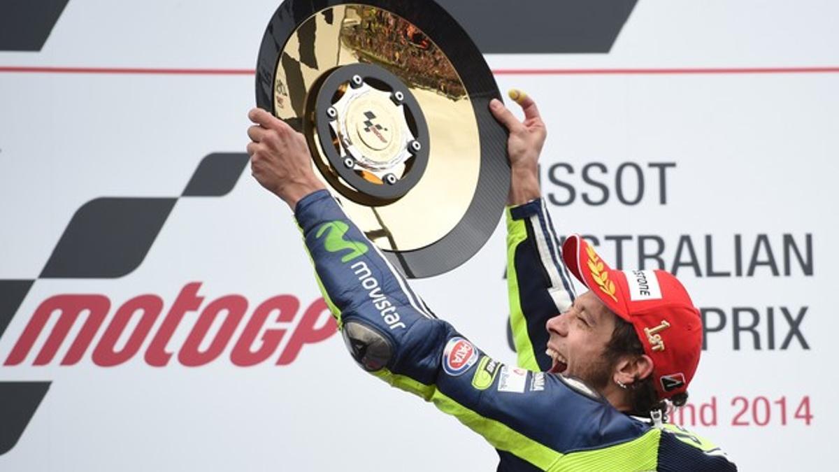 Valentino Rossi celebrando la victoria de Moto GP en el Gran Premio de Phillip Island.