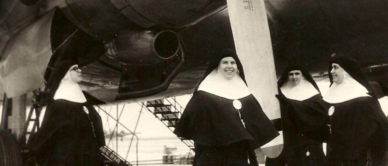La religiosa, segunda por la izquierda, ante el avión que la llevó hacia China en 1947.   / FARO