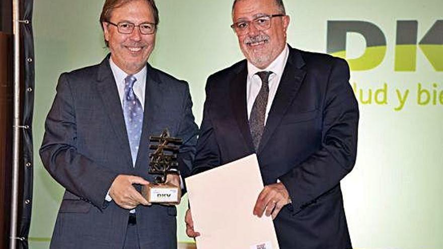 La companyia DKV rebent el premi Sol 2018 de les mans de Jordi Triola.