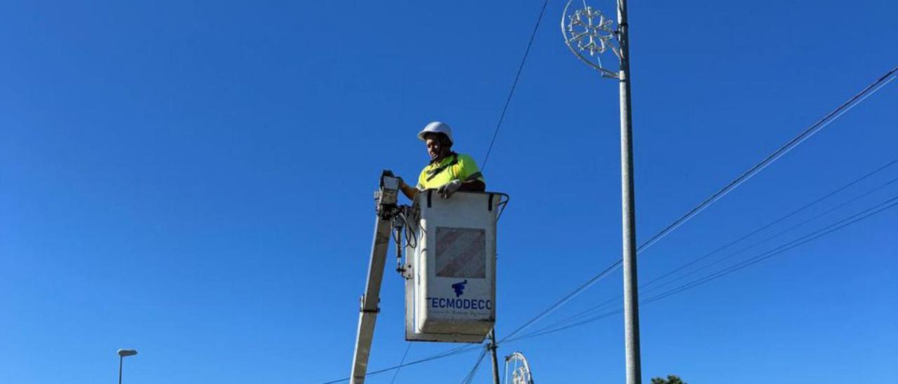 Instalación de las luces de Navidad enA Illa. | FDV