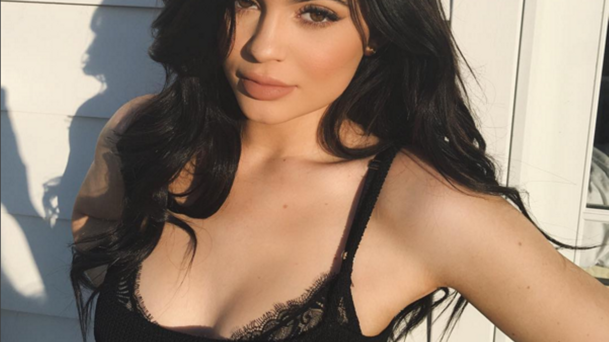 Kylie Jenner luce lencería en su fiesta en la piscina